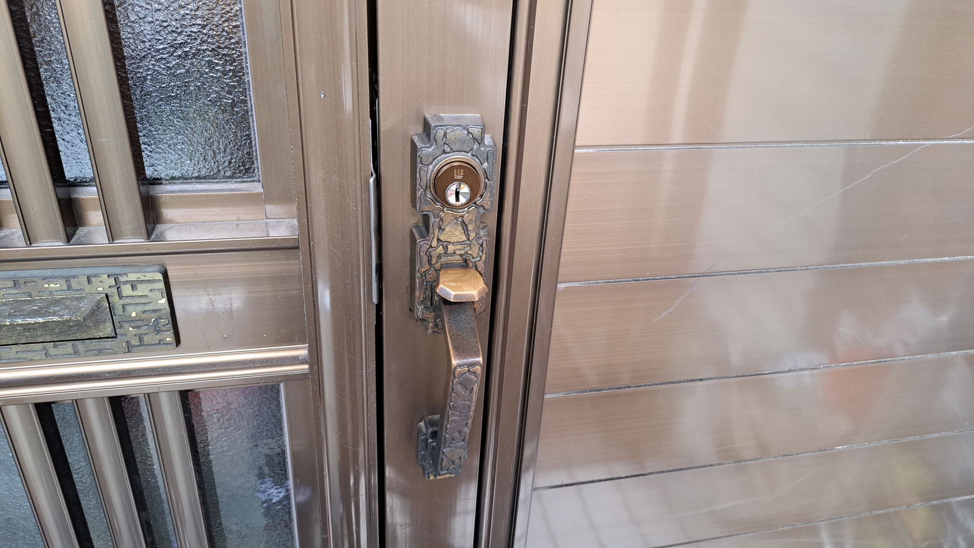 装飾ガラス入りの古い玄関ドア