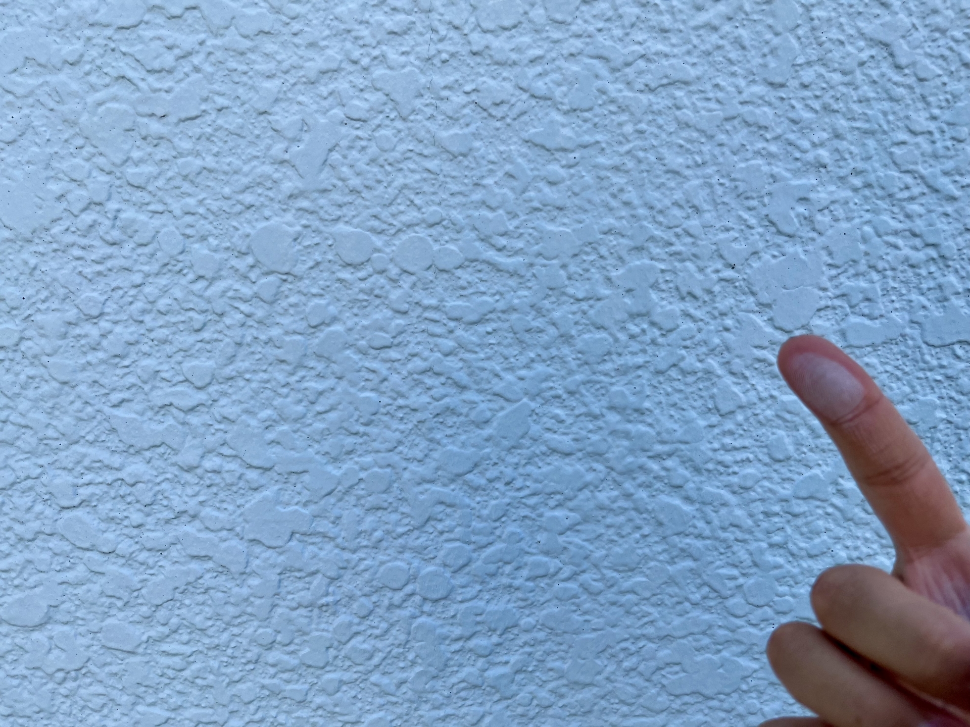 外壁のチョーキング現象。指で触ると白い粉がつく