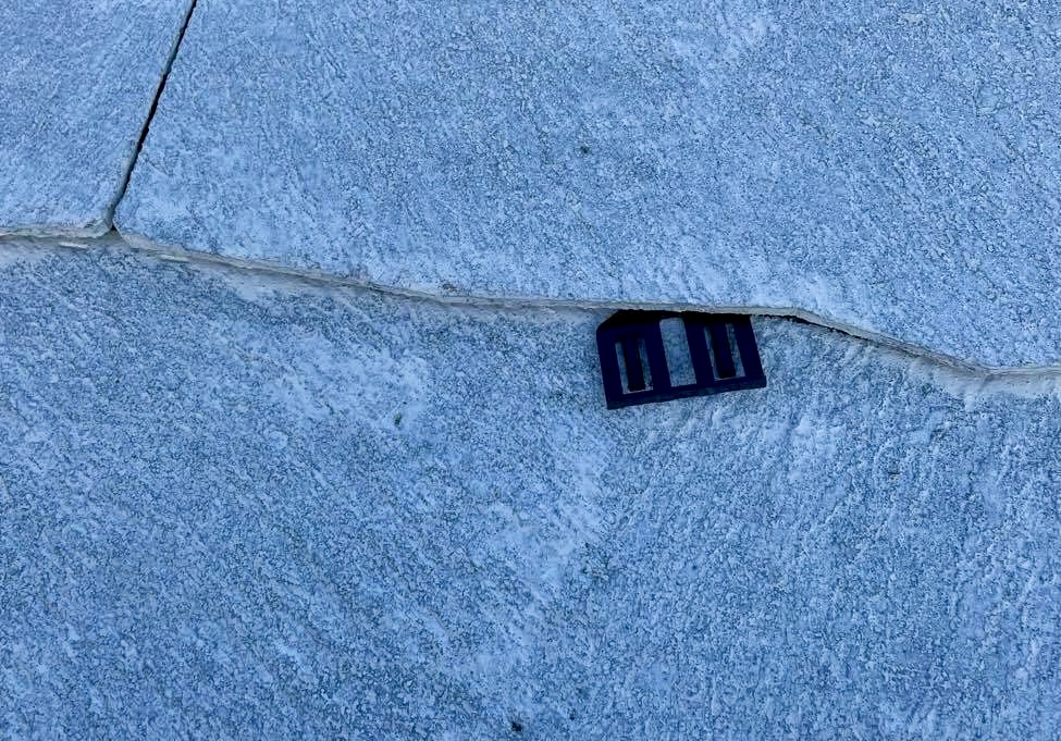 タスペーサー・コロニアル屋根の塗装時に使用する縁切り部材