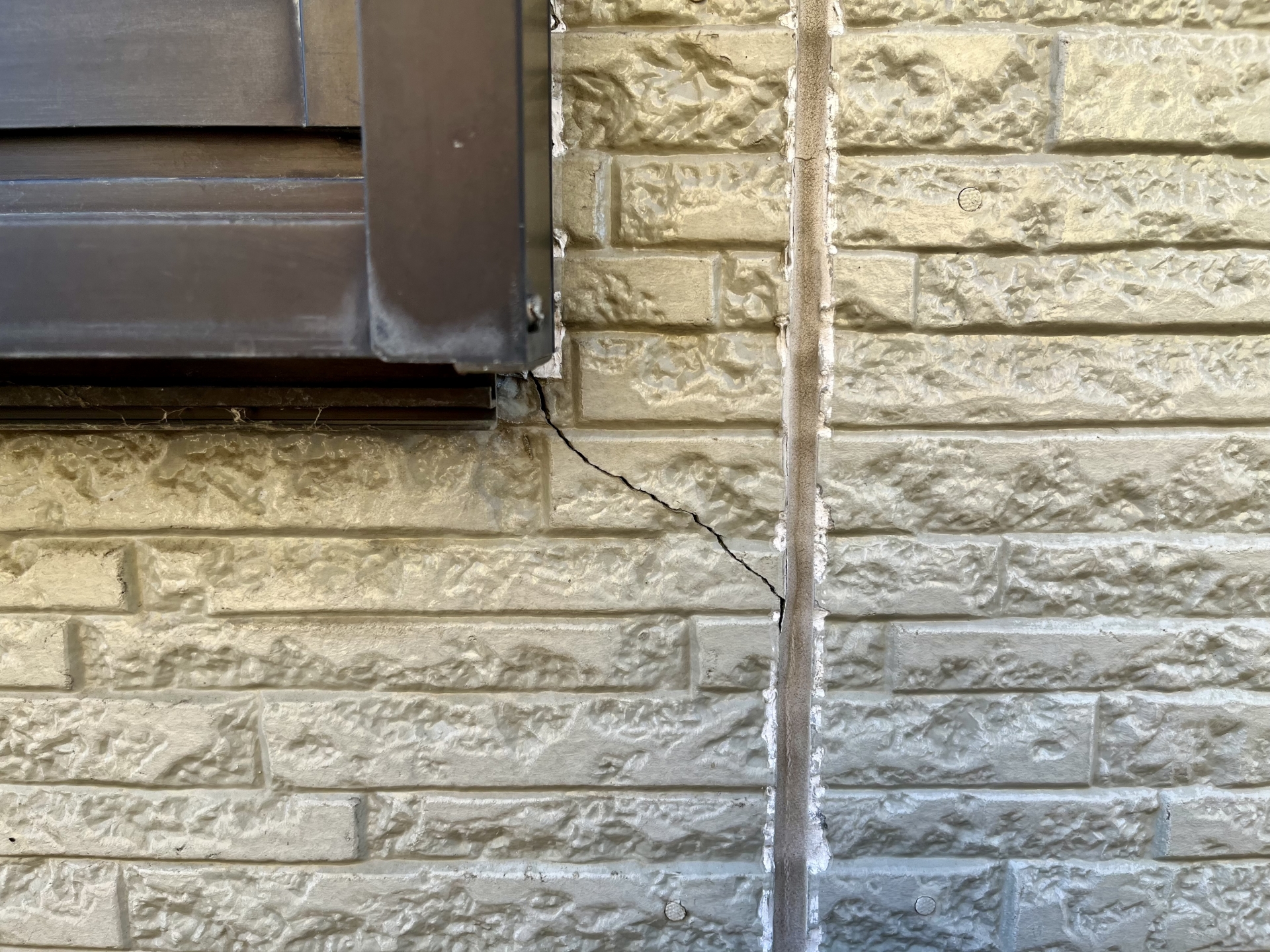 サイディング外壁のサッシ角からのひび割れ