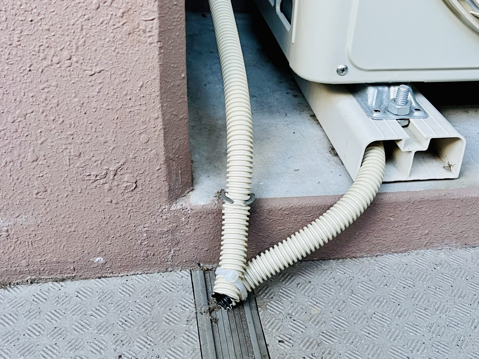 エアコン室外機まわりのドレンホース