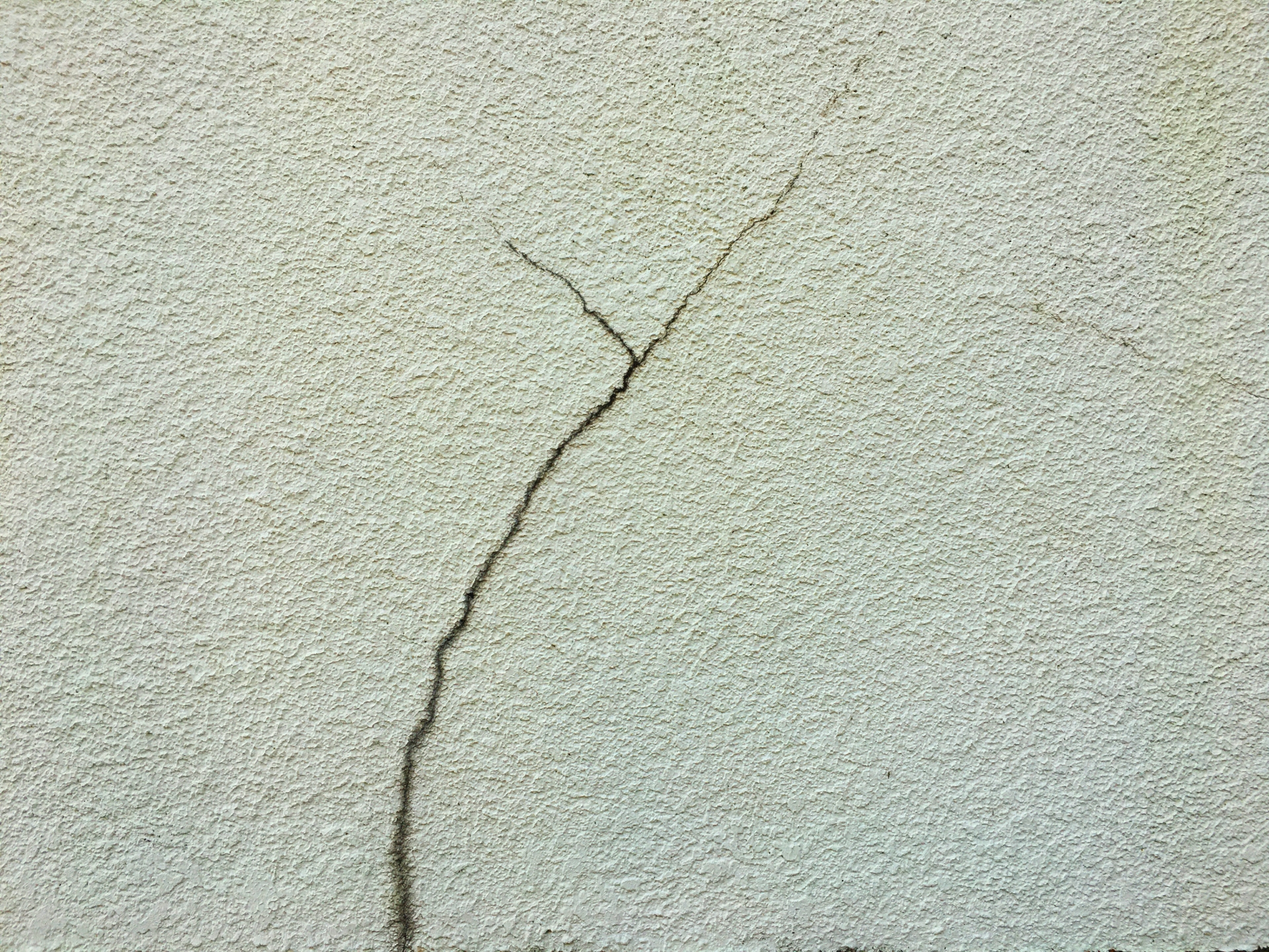 外壁のクラック（ひび割れ）