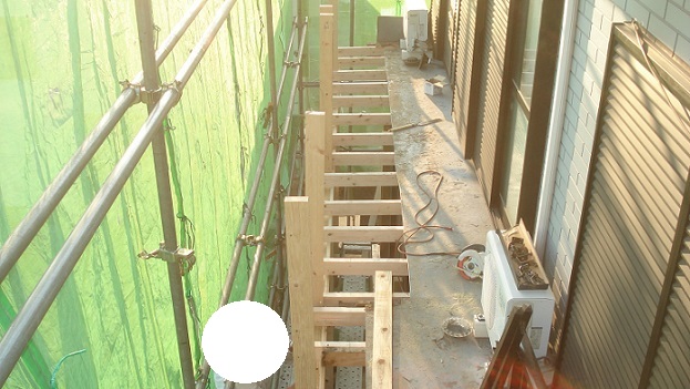 サッシ下端と外壁取り合い部の施工不良。防水処理の順序ミスによる隙間が確認できる