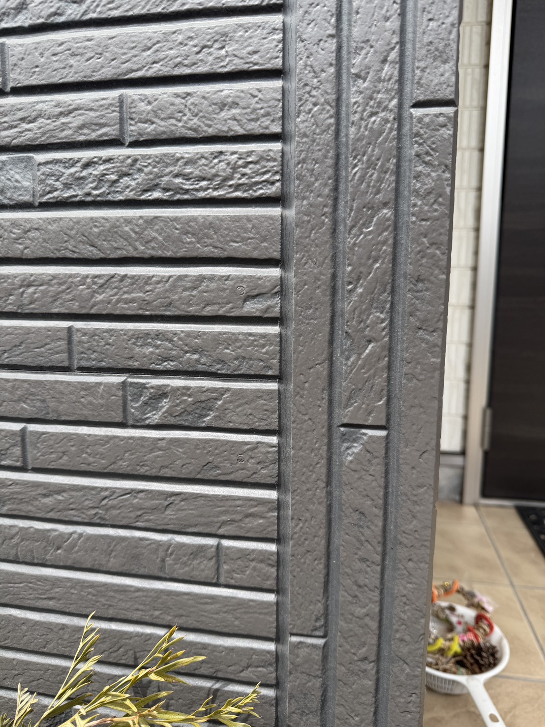 外壁コーキングのアップ・細かいひび割れが表面に出始めている状態