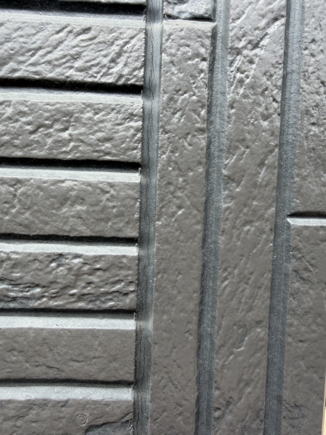 コーキングのひび割れ・硬化が進んだ状態のアップ