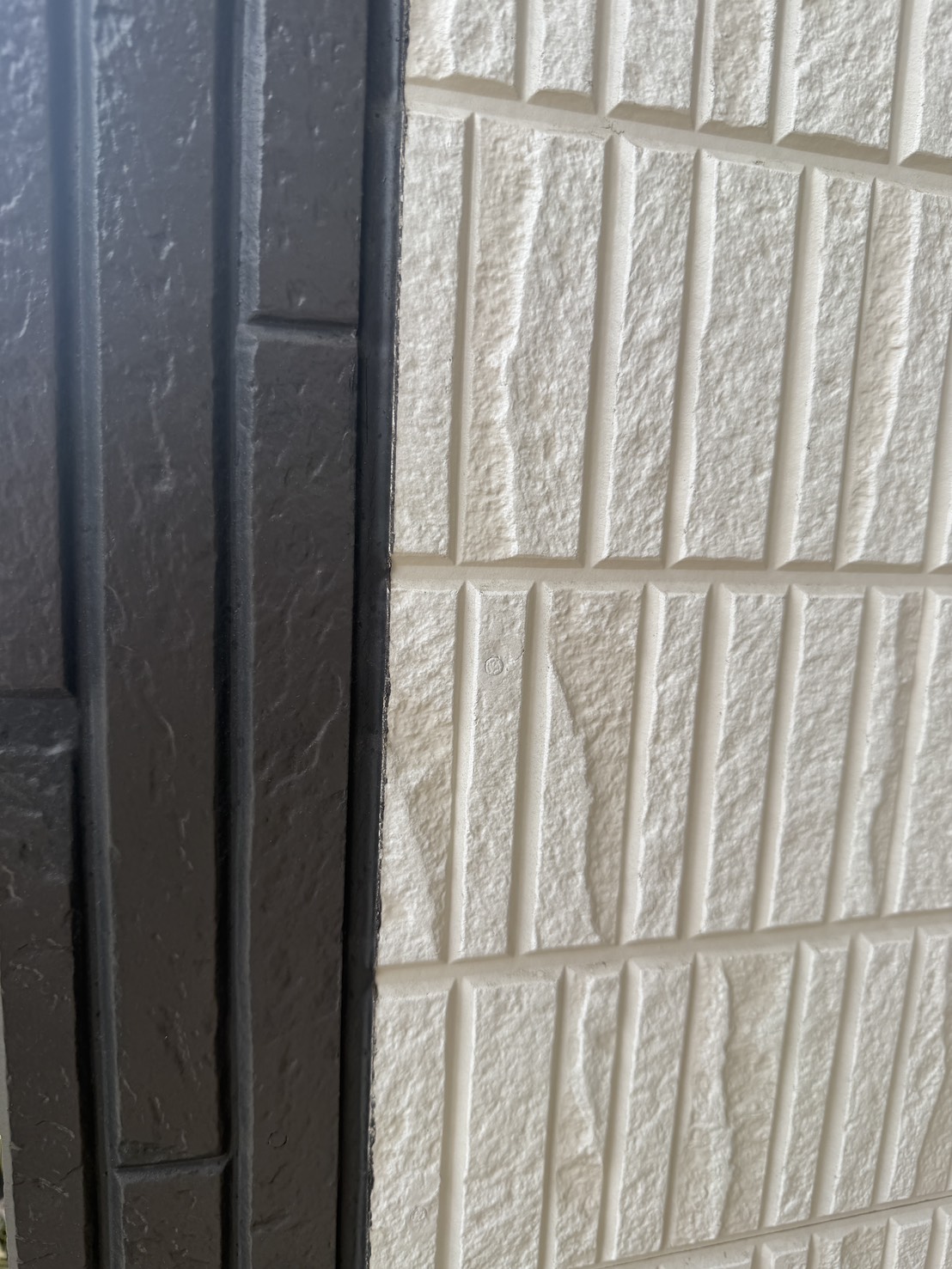 日当たりの悪い面のコーキング・ひび割れは少ないが弾力は失われている