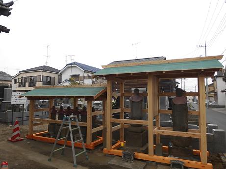 工事前のお地蔵様の祠。大勢のお地蔵様が並んでいる