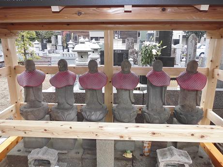 雨が降り始め、道具を片付けて撤収する前の現場