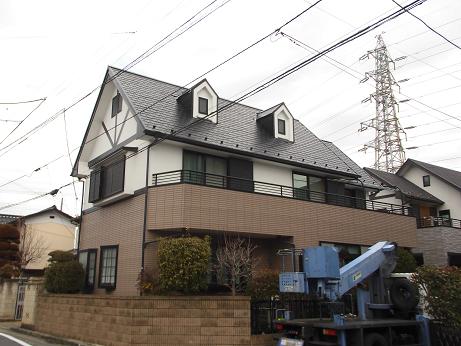 施工前のアーバニー屋根全景。既存の雪止め間隔が広い