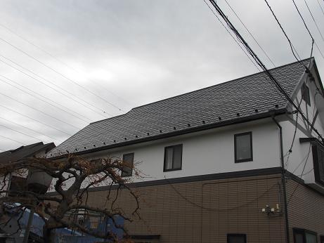 高所作業車を使った施工の様子。北面の急勾配が確認できる