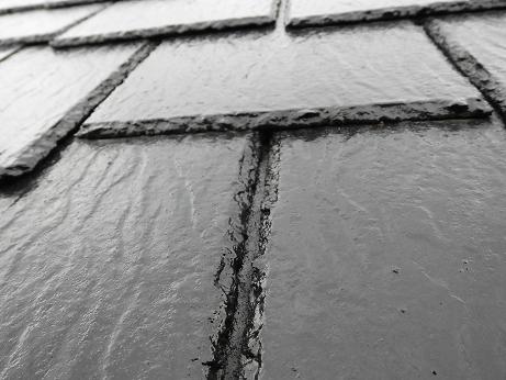 塗装直後でピカピカのアーバニー屋根。塗料でくっついた状態