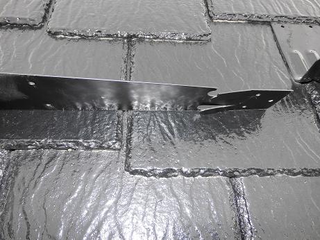 隙間を作るための工具。屋根工事用ではないが効果的