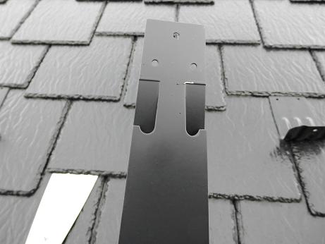 工具で隙間を作り、雪止めを差し込んでいる様子