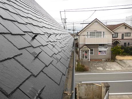 4cm角アルミアングルを既存雪止め金具に取り付けている様子