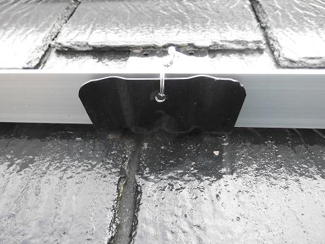 ステンレス針金でアルミアングルを雪止め金具に固定