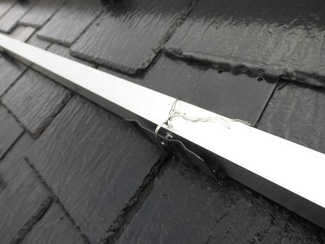 全ての雪止め金具にステンレス針金で固定完了