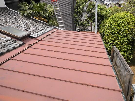 板金屋根の点検。一部に変色があり裏面までサビが進行している疑い