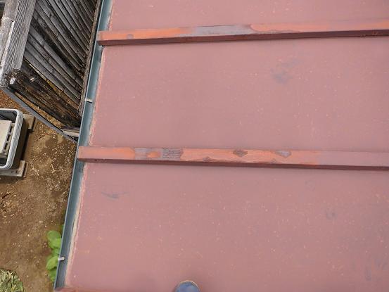 板金の裏面まで腐食が進んだ状態。穴が空く寸前