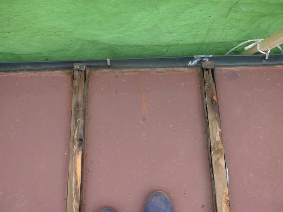 板金を剥がして軒先下地の腐食状況を確認
