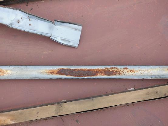 軒先の板金を剥がして下地を点検。傷みがひどい状態