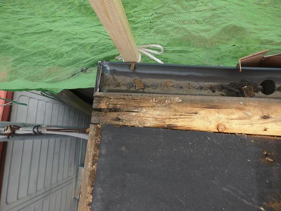 傷んだ部分を交換し、防水紙を貼り付けた状態