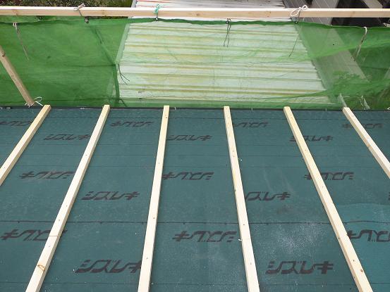 瓦棒を取り付けて下地工事完了。ブルーシートで養生