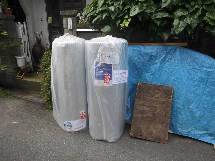 遮熱材の素材。ピカピカの面が輻射熱を反射する