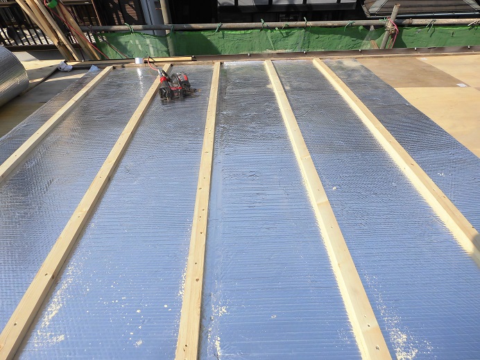 遮熱材を下地に張り付けた状態