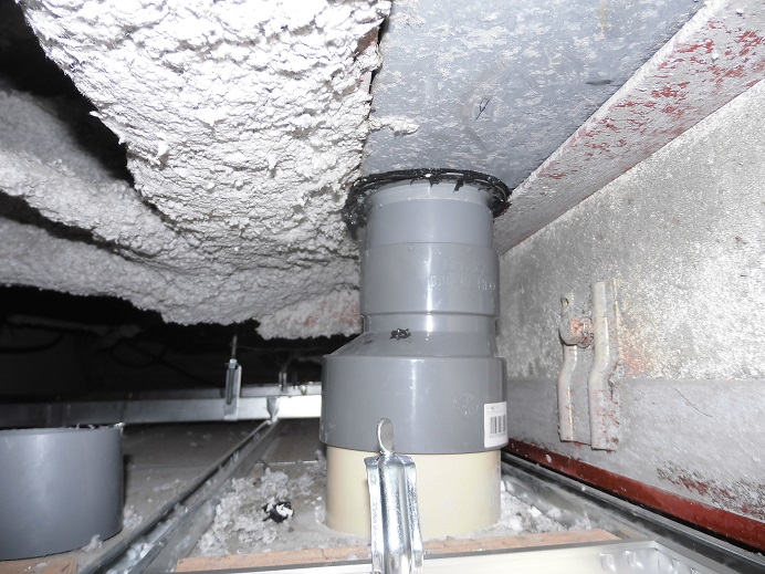 ドレン取り付け・天井裏での配管作業