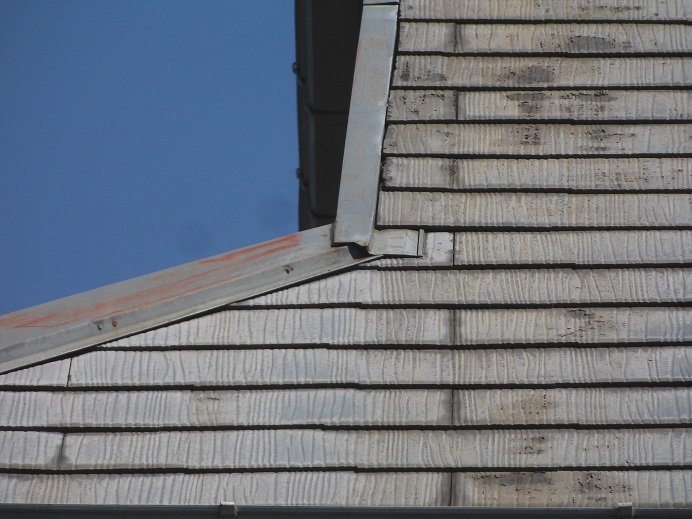 コロニアル屋根のケラバ板金・調査時の様子
