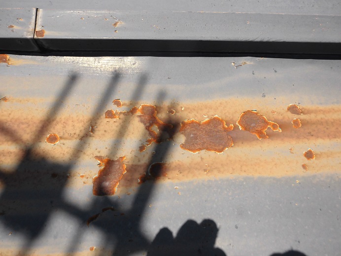 板金のサビと傷みが目立つ部分のアップ