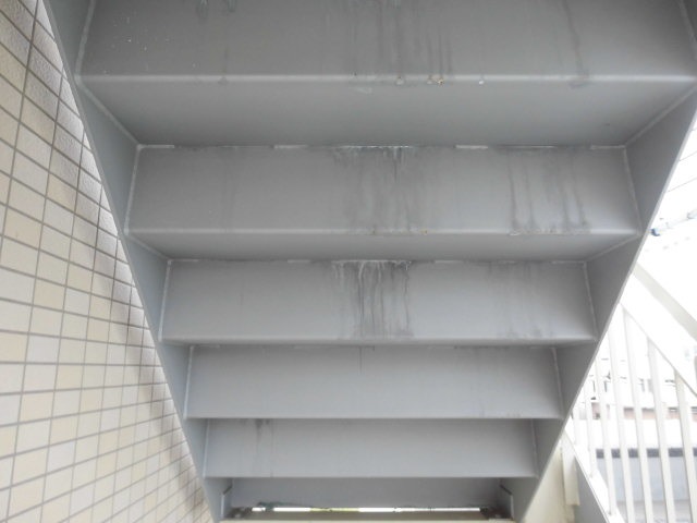 アパート外階段裏に出た白いシミと筋・雨水浸入の痕跡