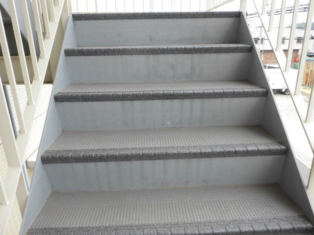 外階段表面の状態・シートとの境目にコーキング劣化が見られる