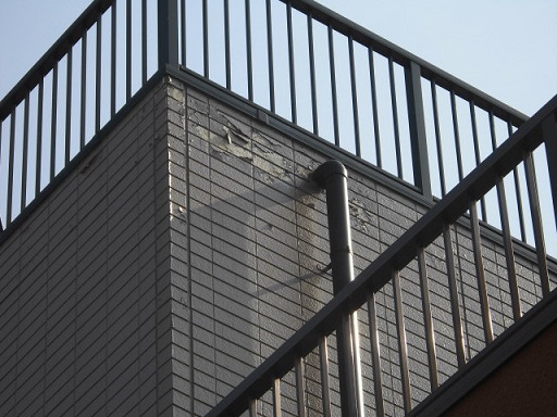 サイディングの剥離が進行した外壁の状況