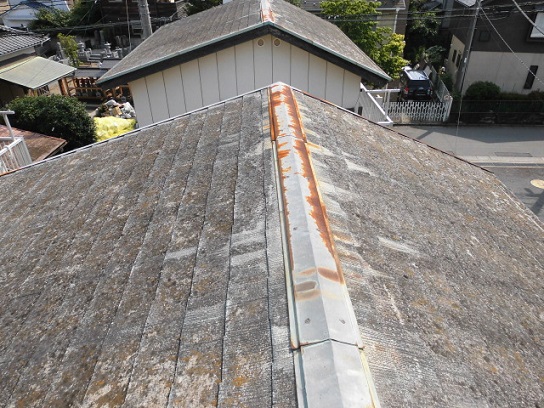 棟板金が飛んで木下地だけ残ったコロニアル屋根の状態