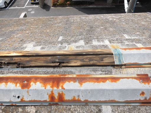傷んだ棟板金の裏側・劣化状況の確認