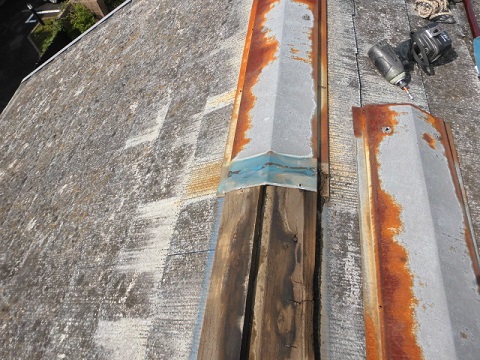 棟板金撤去後・木下地の腐食状態