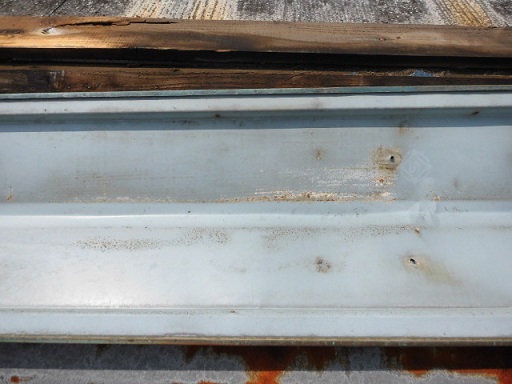 木下地を剥がした状態・白い雨水浸入の跡が残る