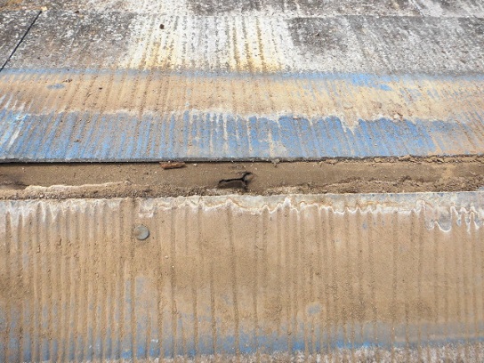 ドリルで下穴を開けてからビスで木下地を固定する作業