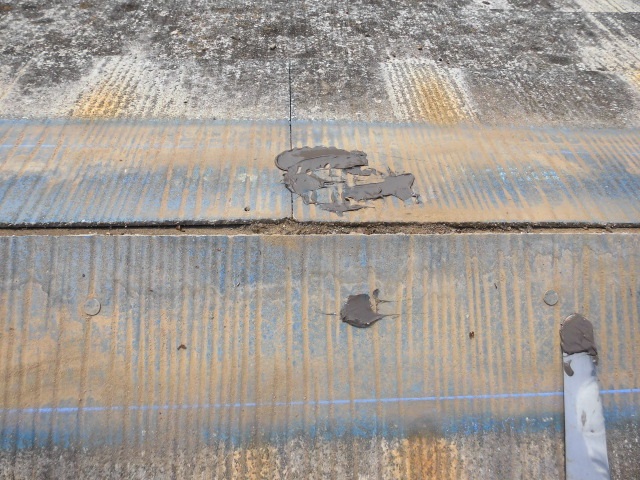 棟の重なり部分にコーキングを先打ちしている様子