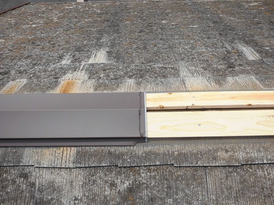 新しい棟板金を設置した完成状態