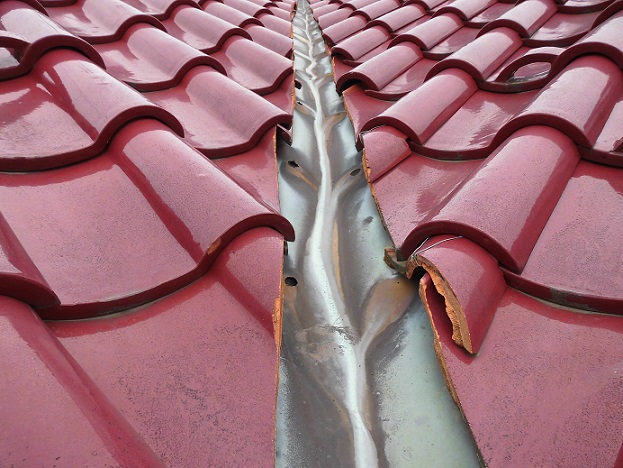 雨漏りで染みだらけになった軒天の状態