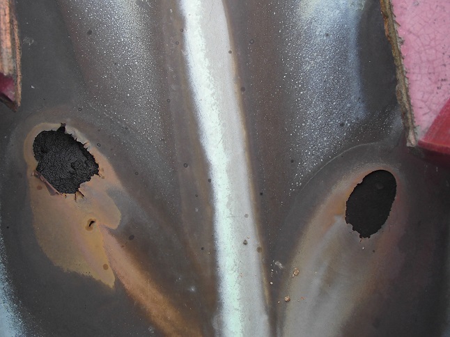 銅板の谷部分に穴が開いている様子