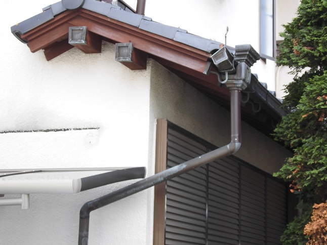 大雪で変形した銅板製雨樋の状態