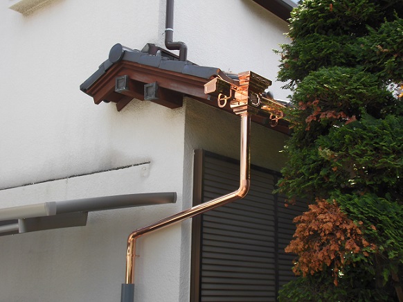 新設した銅板製雨樋と竪樋保護の塩ビ管