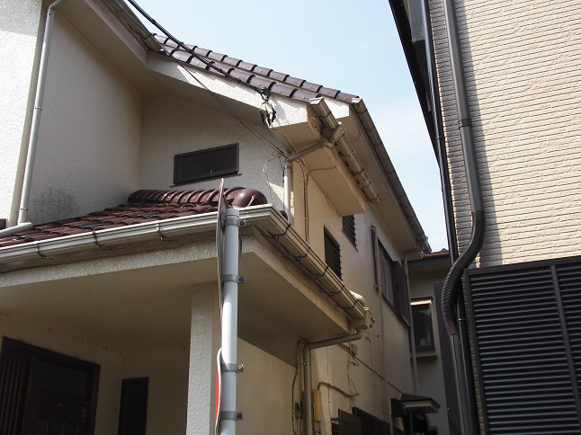 集水器が破損し軒樋が前に広がった状態の角樋