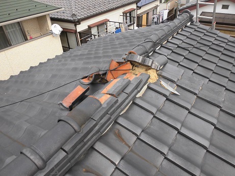崩れた鬼瓦と周辺瓦の損傷状況