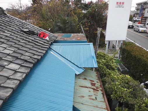 波板葺き工事中