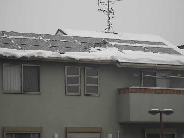 右側の屋根がソーラーパネル。パネル面はきれいに雪が消えている