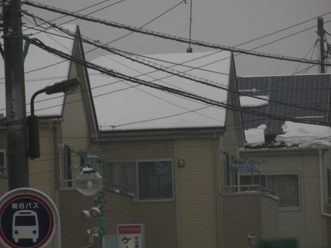 雪止めのない瓦屋根。屋根に雪はほとんど残らず軒下に落ち切っている
